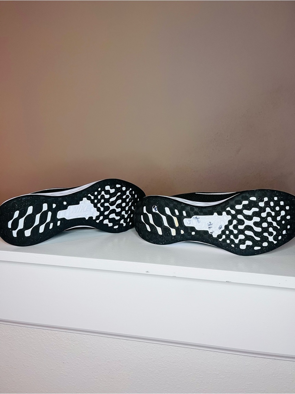 Nike Women’s Black and green Running Sneakers size 8 - Picture 8 of 11